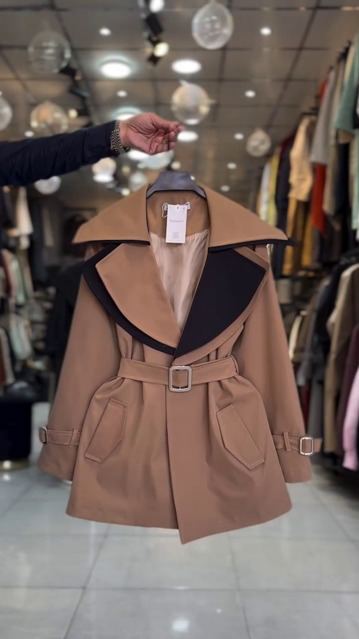 Trench Coat with Contrasting Black Wide Collar and Belted Waist – Chic & Timeless Outerwear