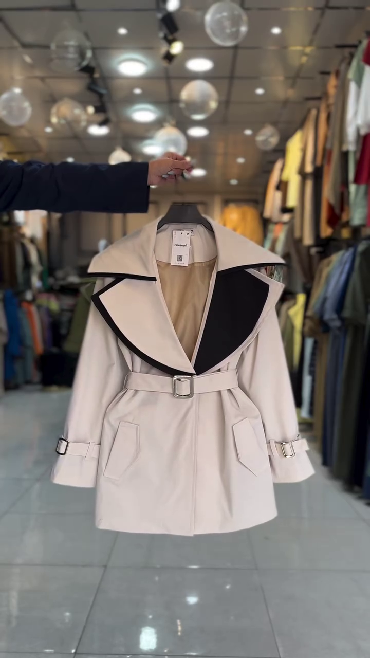 Trench Coat with Contrasting Black Wide Collar and Belted Waist – Chic & Timeless Outerwear
