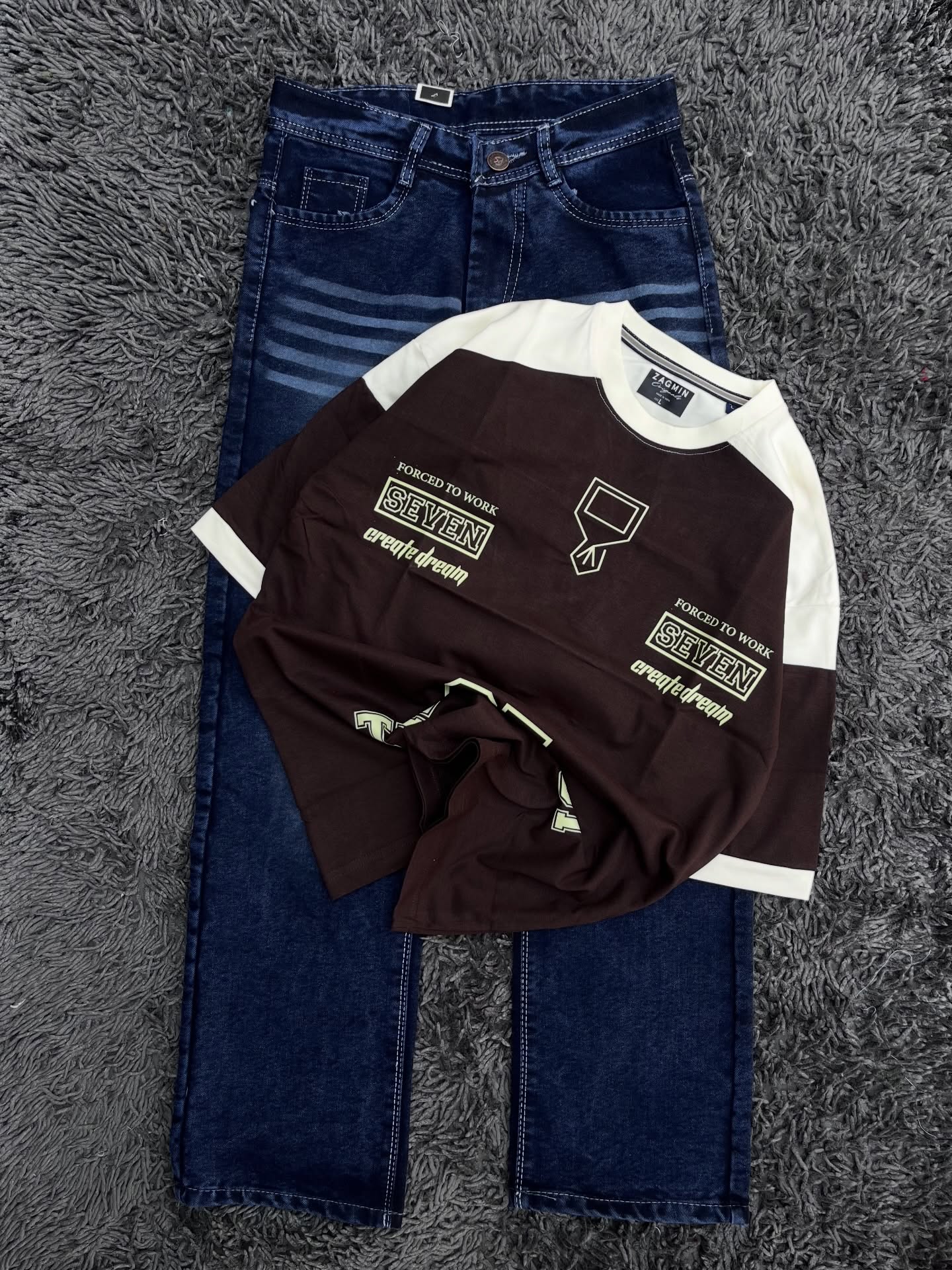 Casual Graphic “77” T-Shirt with Light-Wash Blue Jeans – Effortless Everyday Style
