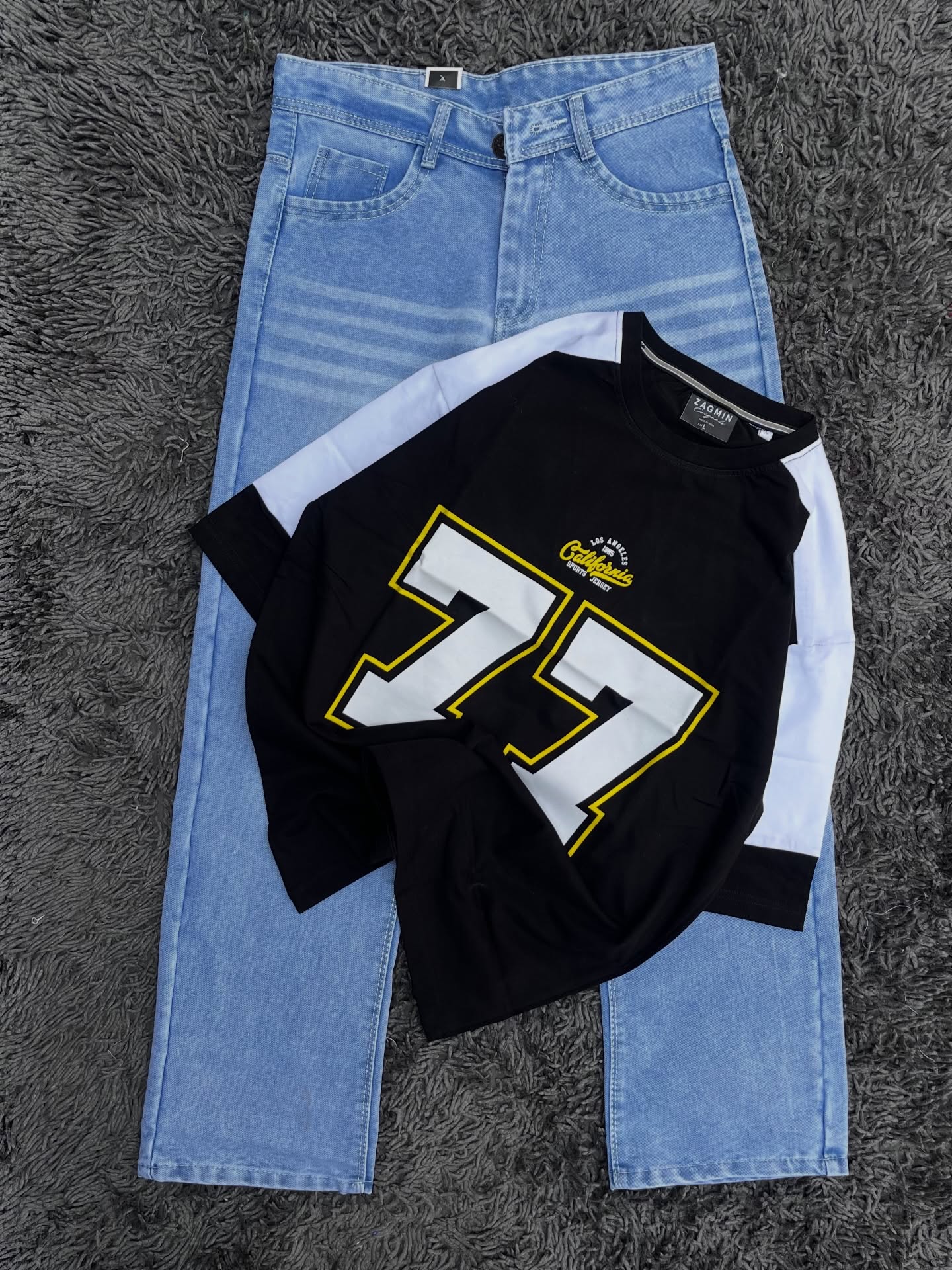 Casual Graphic “77” T-Shirt with Light-Wash Blue Jeans – Effortless Everyday Style