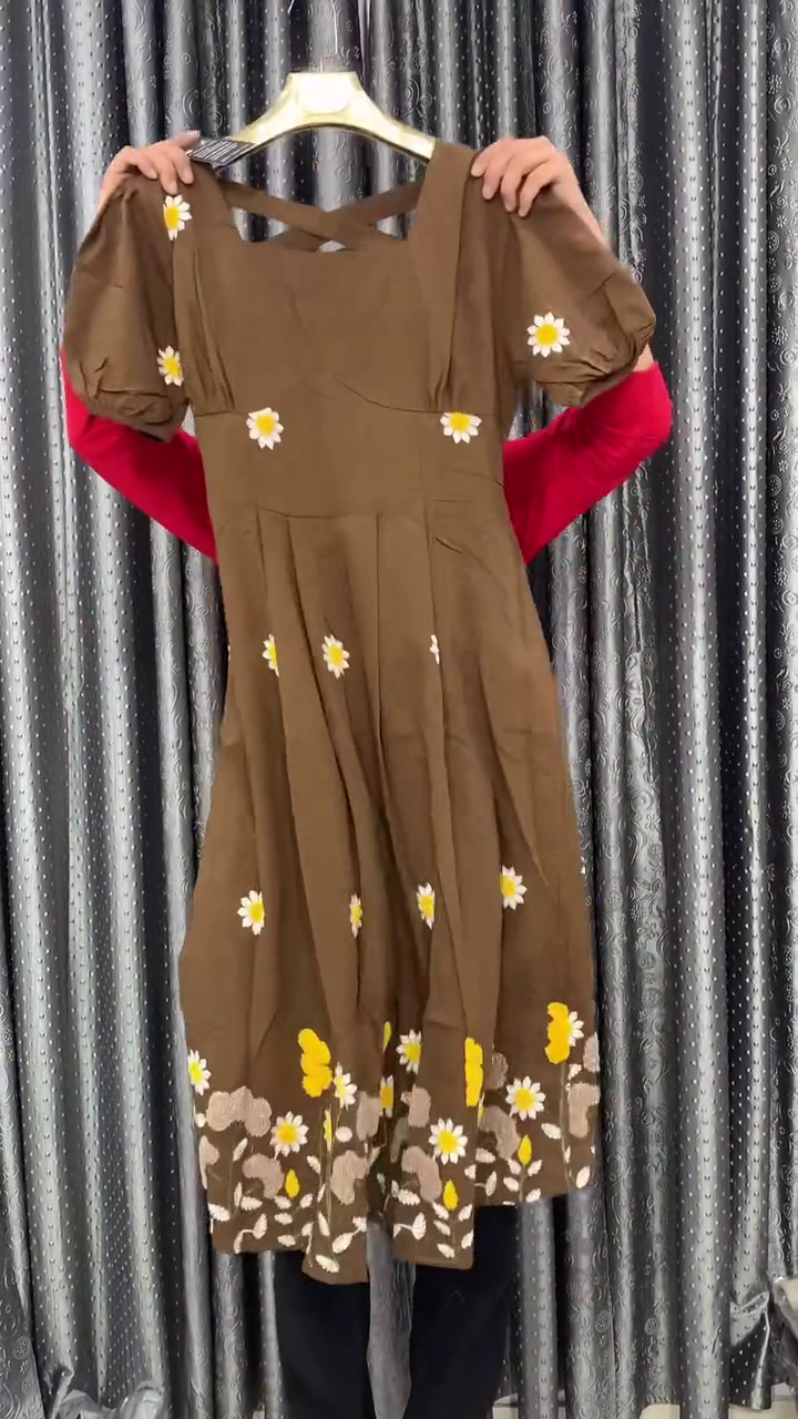 Chic Black Midi Dress Inspired by Shinisha Floral Puff Sleeve Style