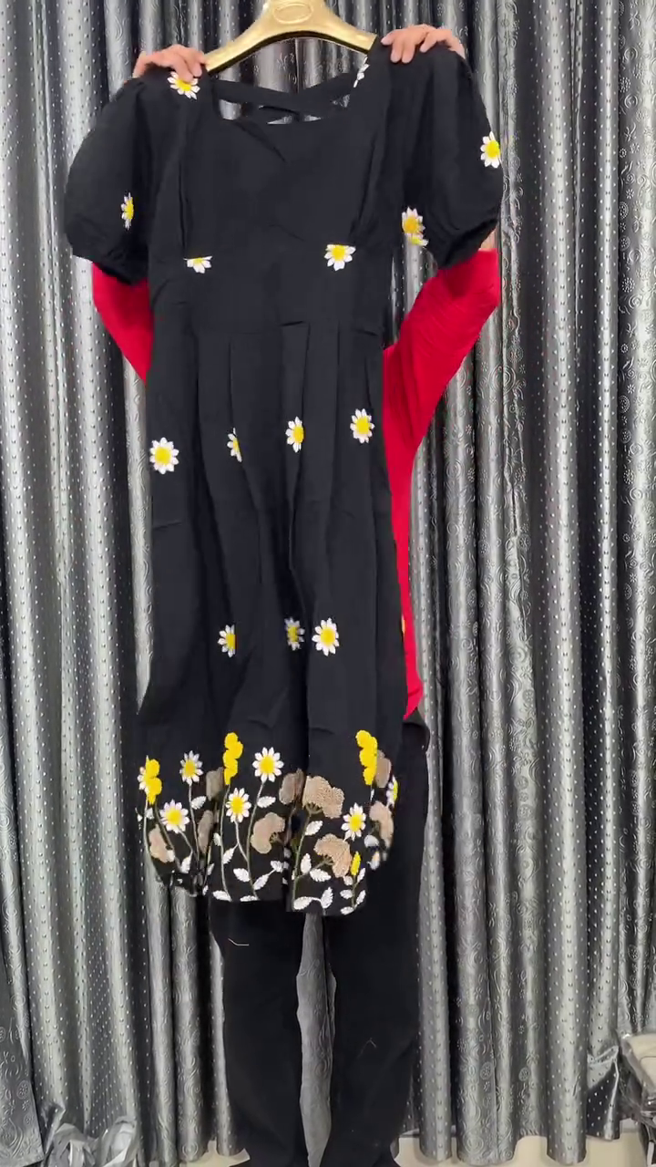 Chic Black Midi Dress Inspired by Shinisha Floral Puff Sleeve Style