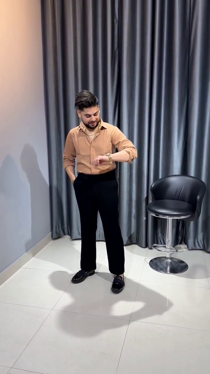 Effortless Masculine Style: Olive Green Button-Down Shirt for a Modern Look