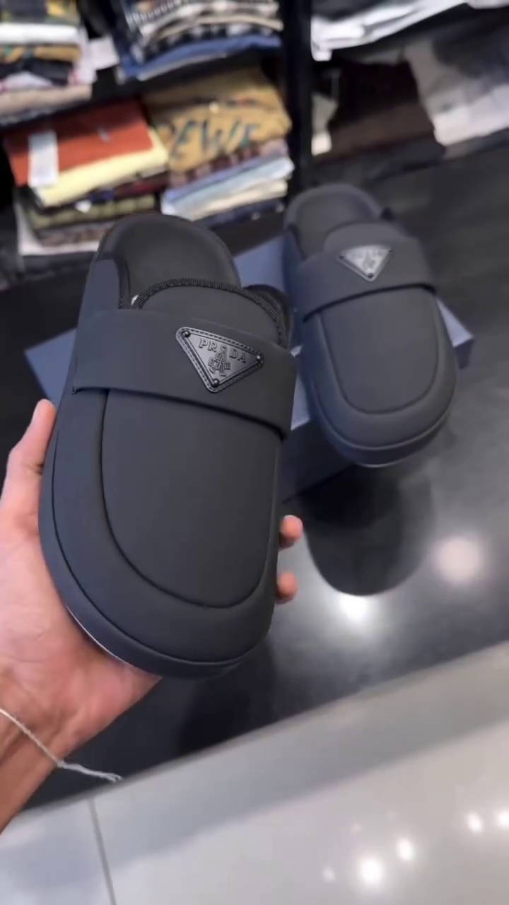 Sleek & Modern: Men’s Minimalist Slides with Logo Plaque