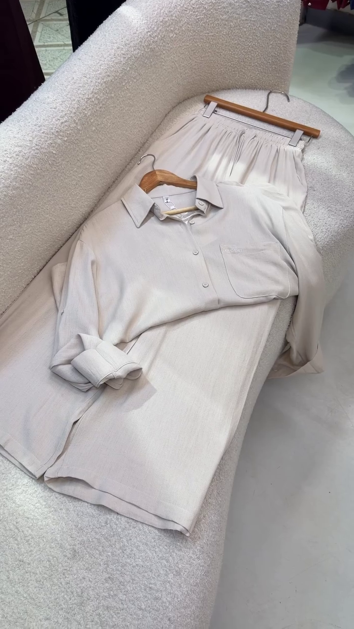 Effortless Chic: Casual Women’s Matching Set with Light-Colored Button-Up Shirt and Wide-Leg Trousers