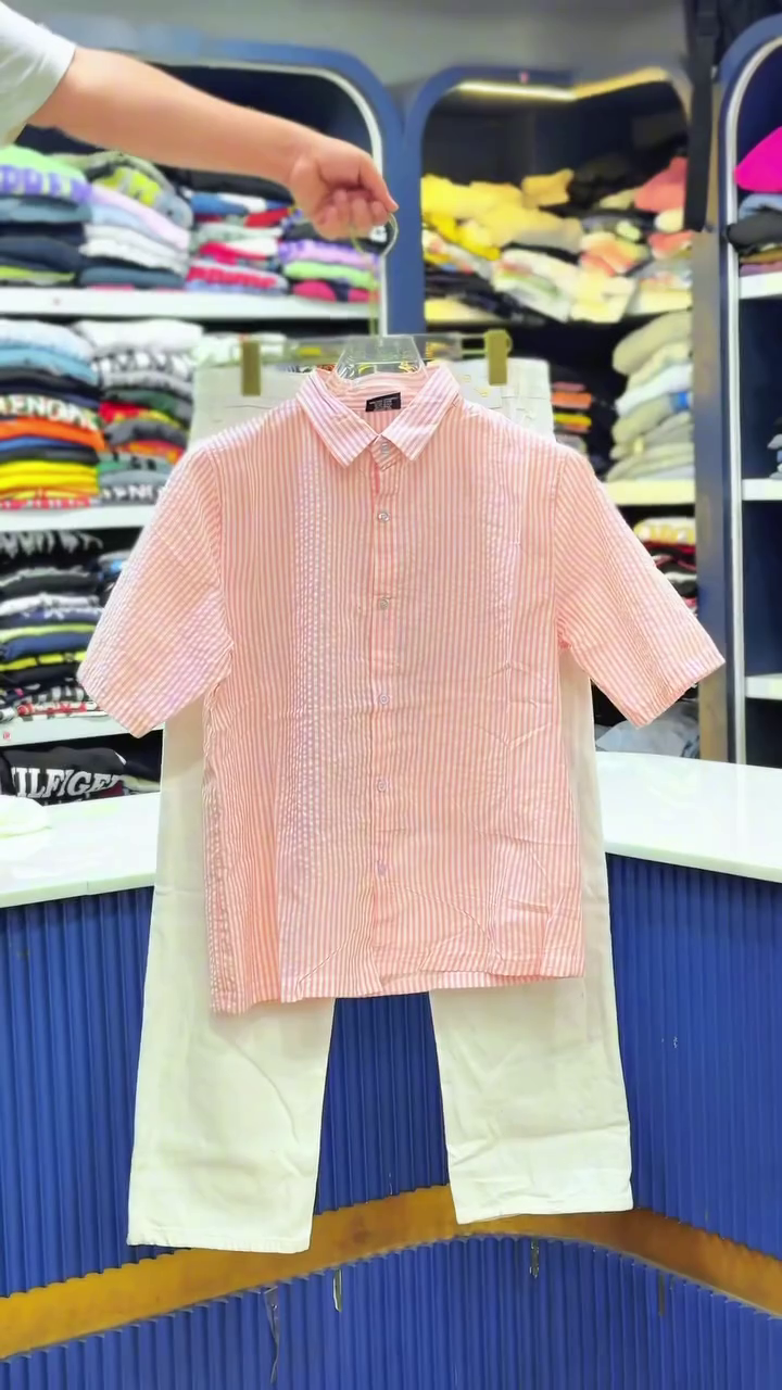 Casual Brown Striped Short-Sleeve Shirt with Black Jeans – Effortless Everyday Style