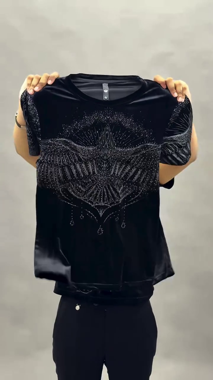 Men’s Black Short-Sleeve Crew Neck T-Shirt with Glittering Pegasus Graphic – Bold & Eye-Catching Streetwear