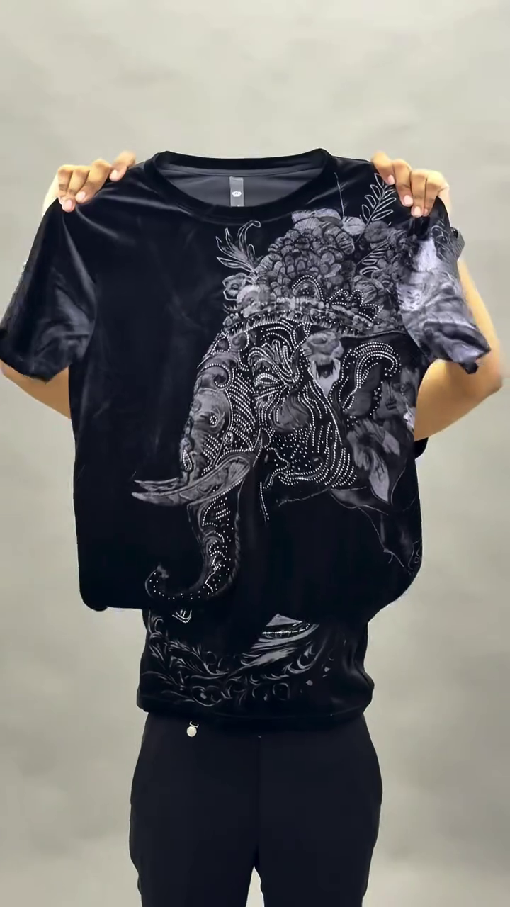 Men’s Black Short-Sleeve Crew Neck T-Shirt with Glittering Pegasus Graphic – Bold & Eye-Catching Streetwear