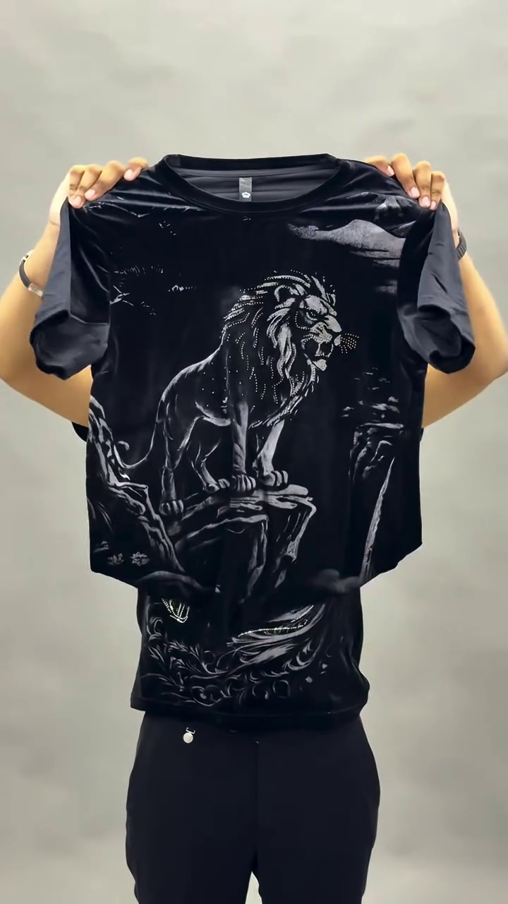 Men’s Black Short-Sleeve Crew Neck T-Shirt with Glittering Pegasus Graphic – Bold & Eye-Catching Streetwear