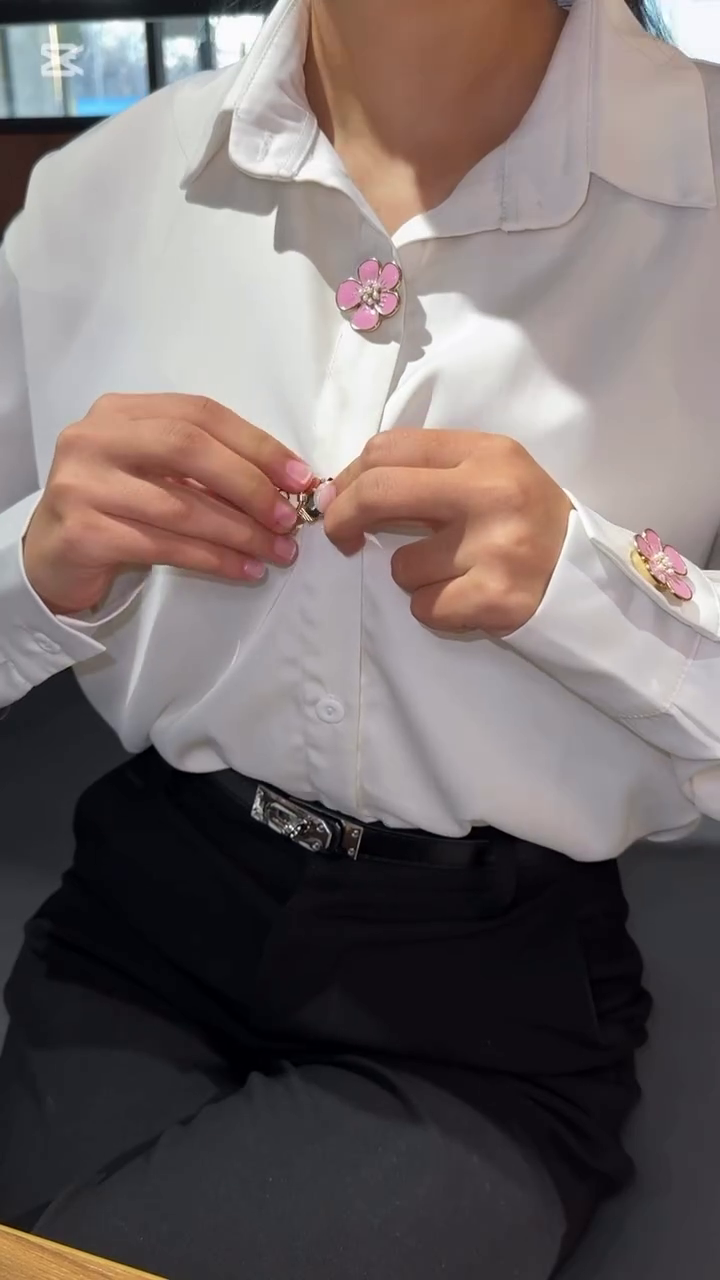 🌸 Detachable Floral Button Clips – Transform Your Outfit Instantly