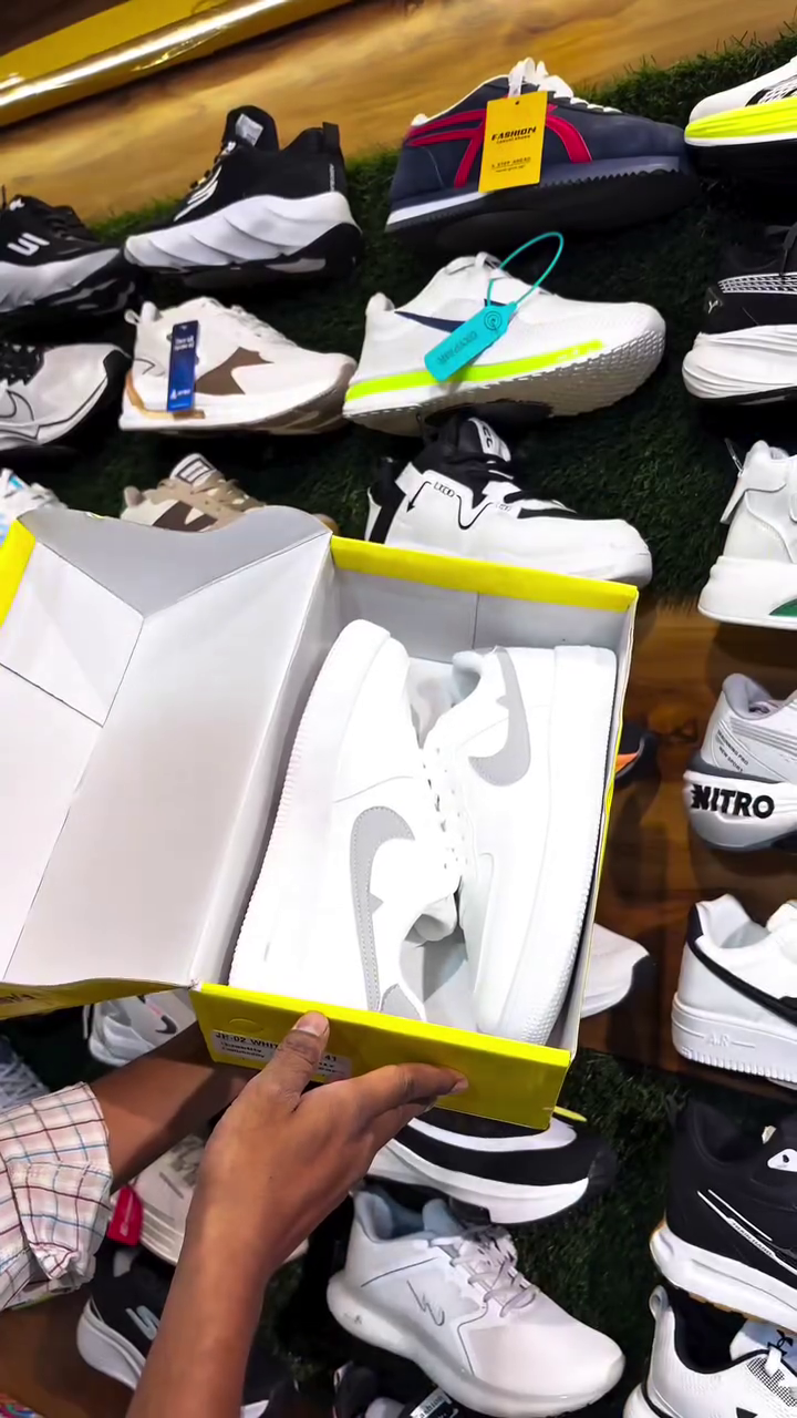 👟 Classic White Sneakers – Clean, Crisp & Everyday Essential