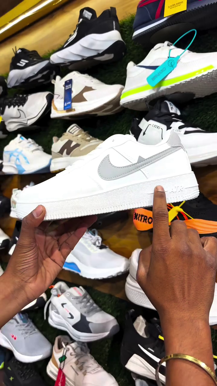 👟 Classic White Sneakers – Clean, Crisp & Everyday Essential