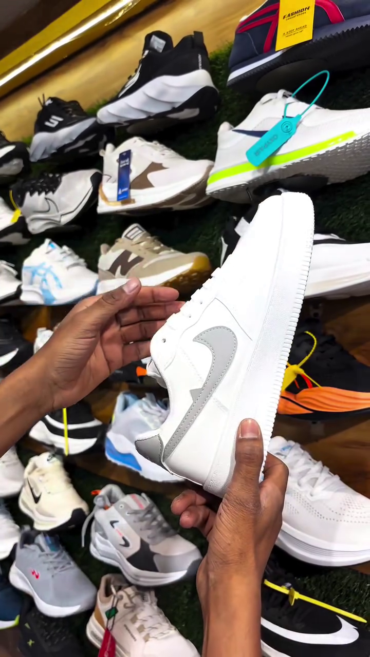 👟 Classic White Sneakers – Clean, Crisp & Everyday Essential