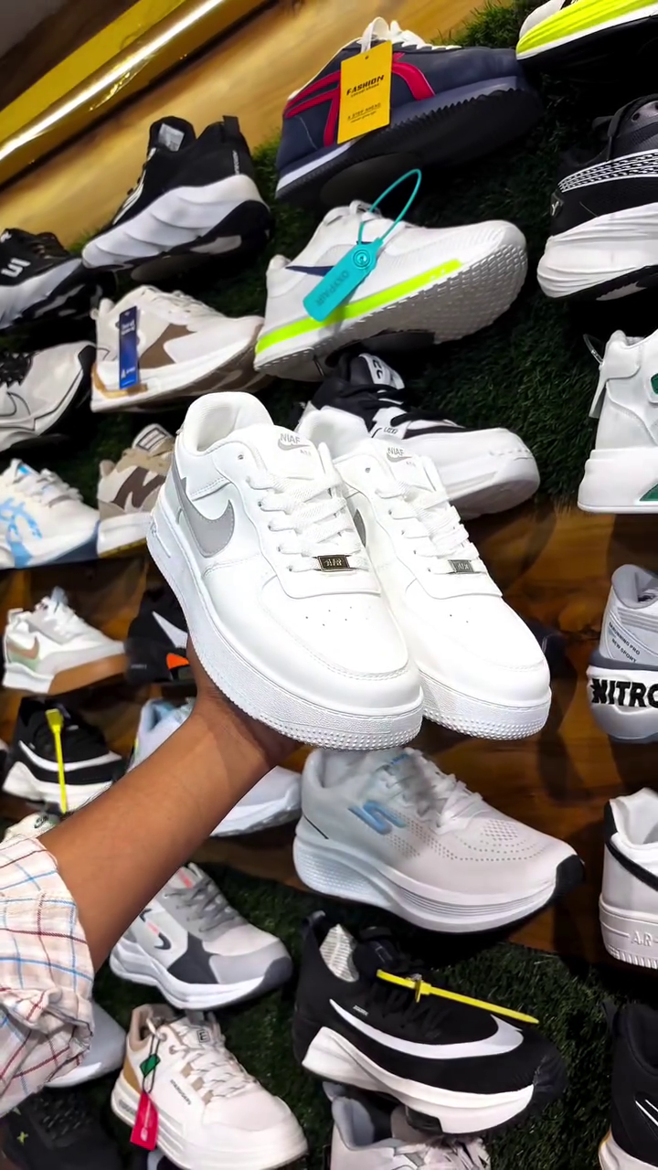 👟 Classic White Sneakers – Clean, Crisp & Everyday Essential