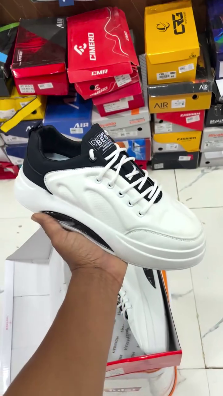👟 Classic White & Black Everyday Sneakers – Clean Look, Maximum Comfort