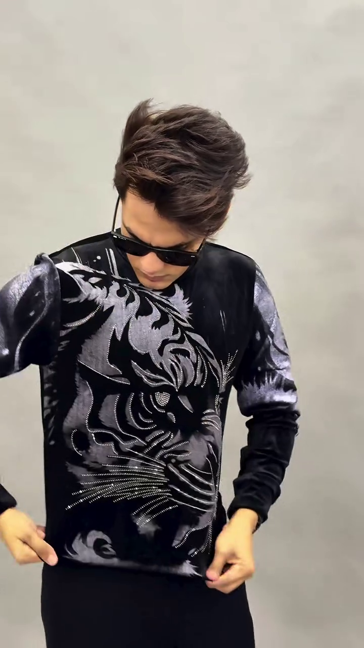 Bold & Luxe: Velvet Sweatshirt with Side-Facing Tiger Pattern and Shimmering Embellishments