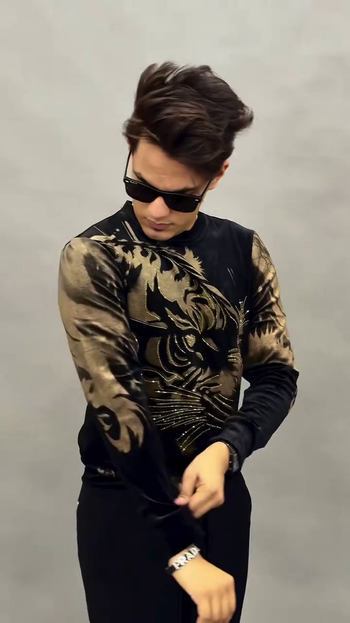 Bold & Luxe: Velvet Sweatshirt with Side-Facing Tiger Pattern and Shimmering Embellishments