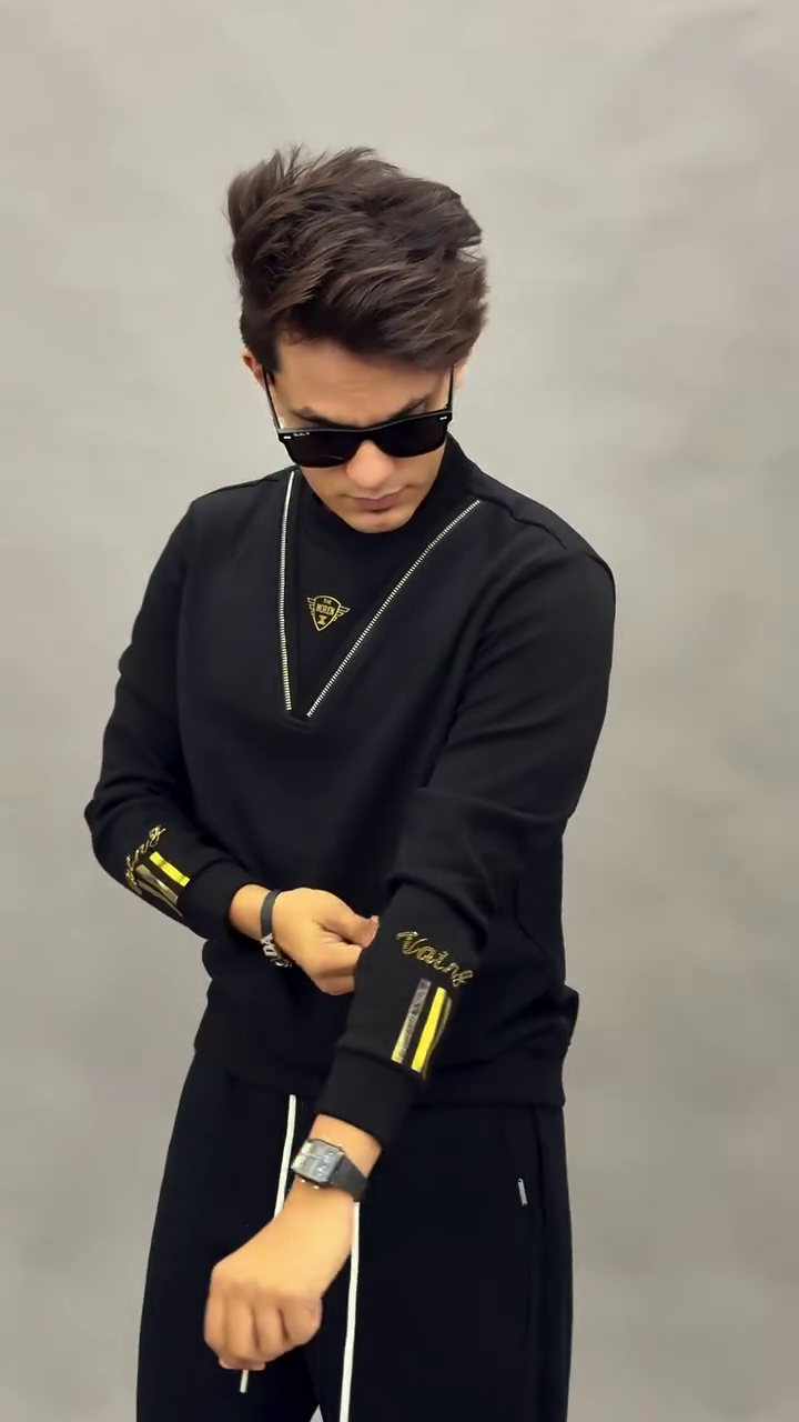 Casual & Contemporary: Black Long-Sleeved Half-Zip Pullover Sweatshirt for Men