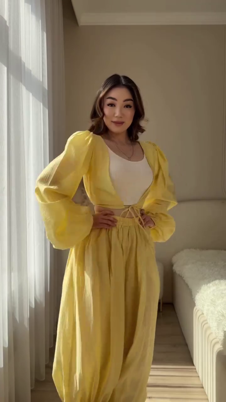 Chic & Breezy: Light Blue Two-Piece Set with Puff-Sleeve Cropped Top and Wide-Leg Trousers