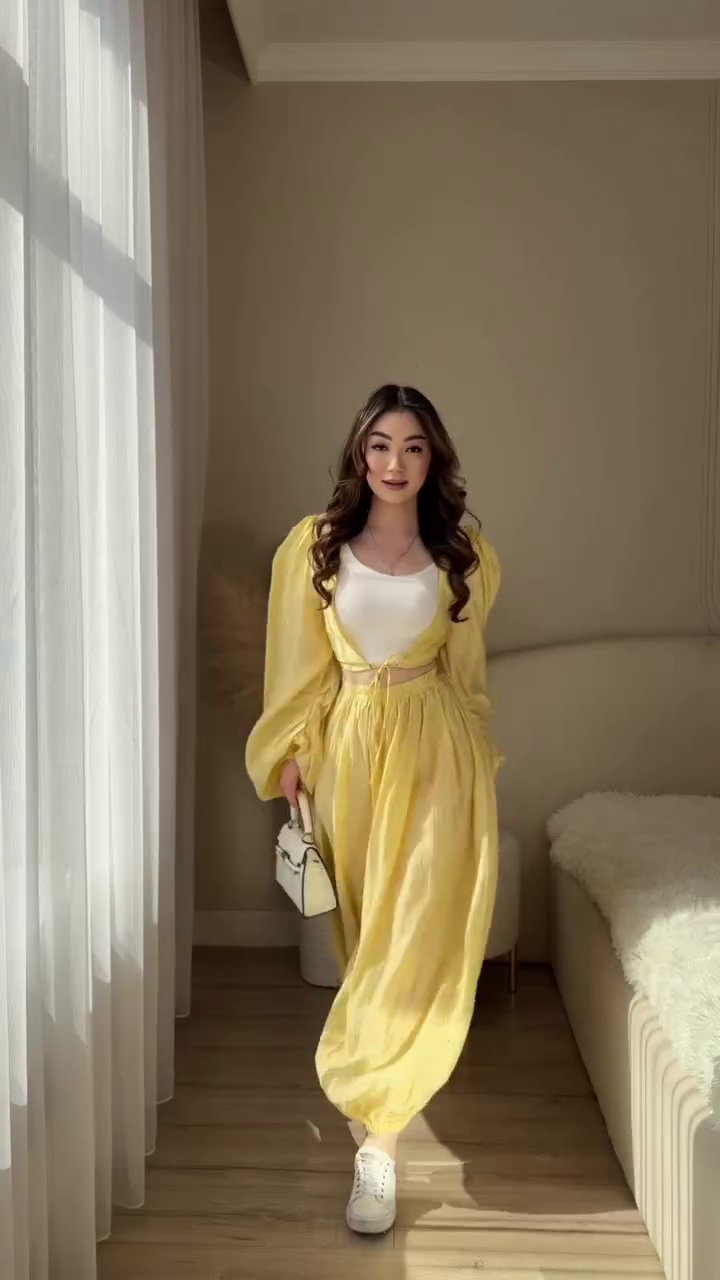 Chic & Breezy: Light Blue Two-Piece Set with Puff-Sleeve Cropped Top and Wide-Leg Trousers