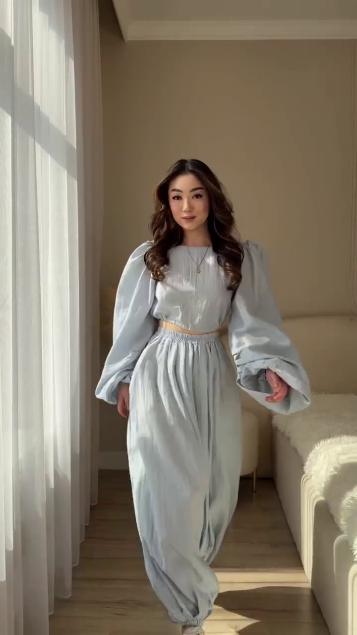 Chic & Breezy: Light Blue Two-Piece Set with Puff-Sleeve Cropped Top and Wide-Leg Trousers