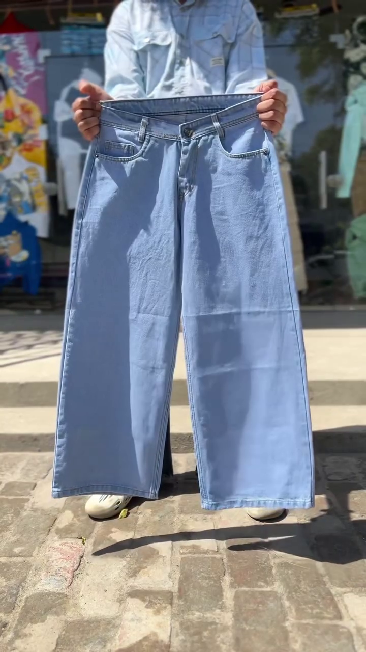 Effortless Everyday Essential: Plain Baggy Jeans for Modern Casual Style