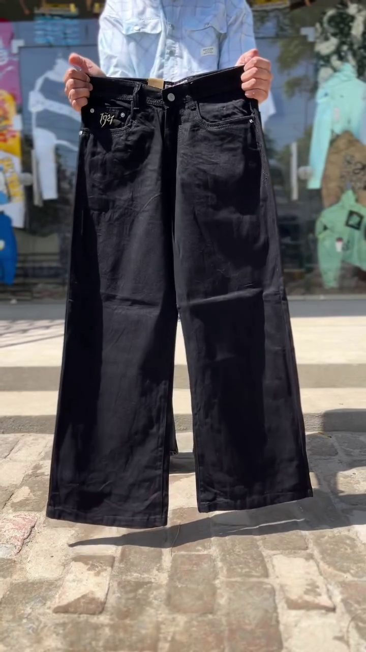 Effortless Everyday Essential: Plain Baggy Jeans for Modern Casual Style