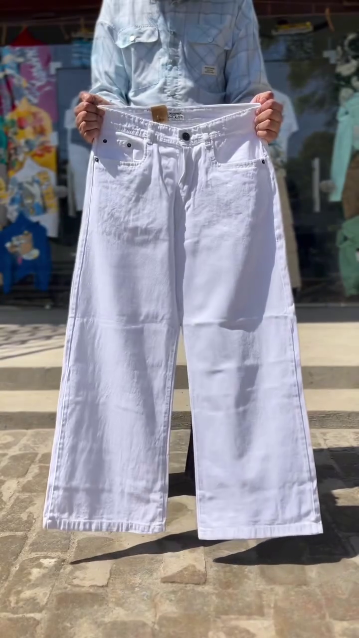 Effortless Everyday Essential: Plain Baggy Jeans for Modern Casual Style
