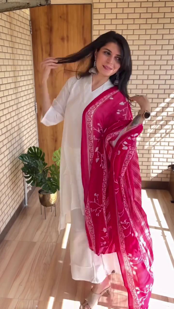 Grace in Bloom: Pink Kurta Set with a Patterned Dupatta
