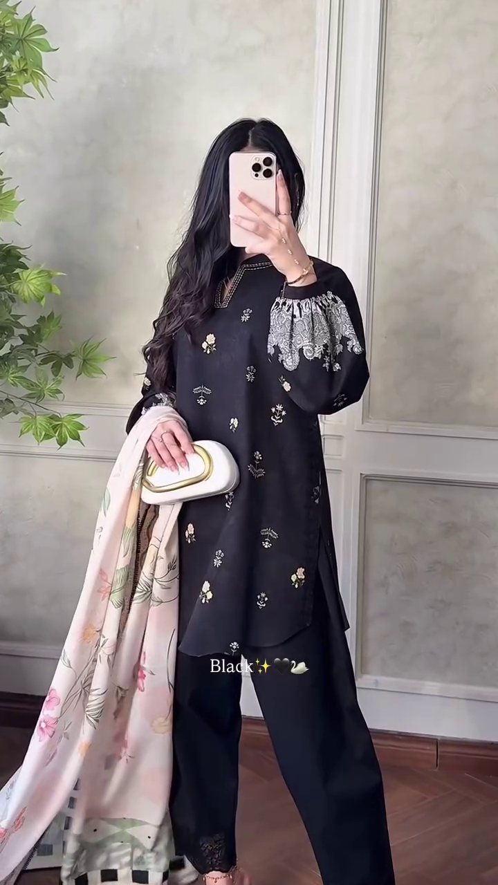 Graceful Tradition: Pink Embroidered Pakistani Lawn Suit Set