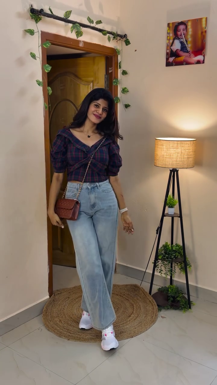 Light Blue High-Rise Wide-Leg Jeans – Light Faded Wash, Relaxed Fit & Everyday Denim Essential