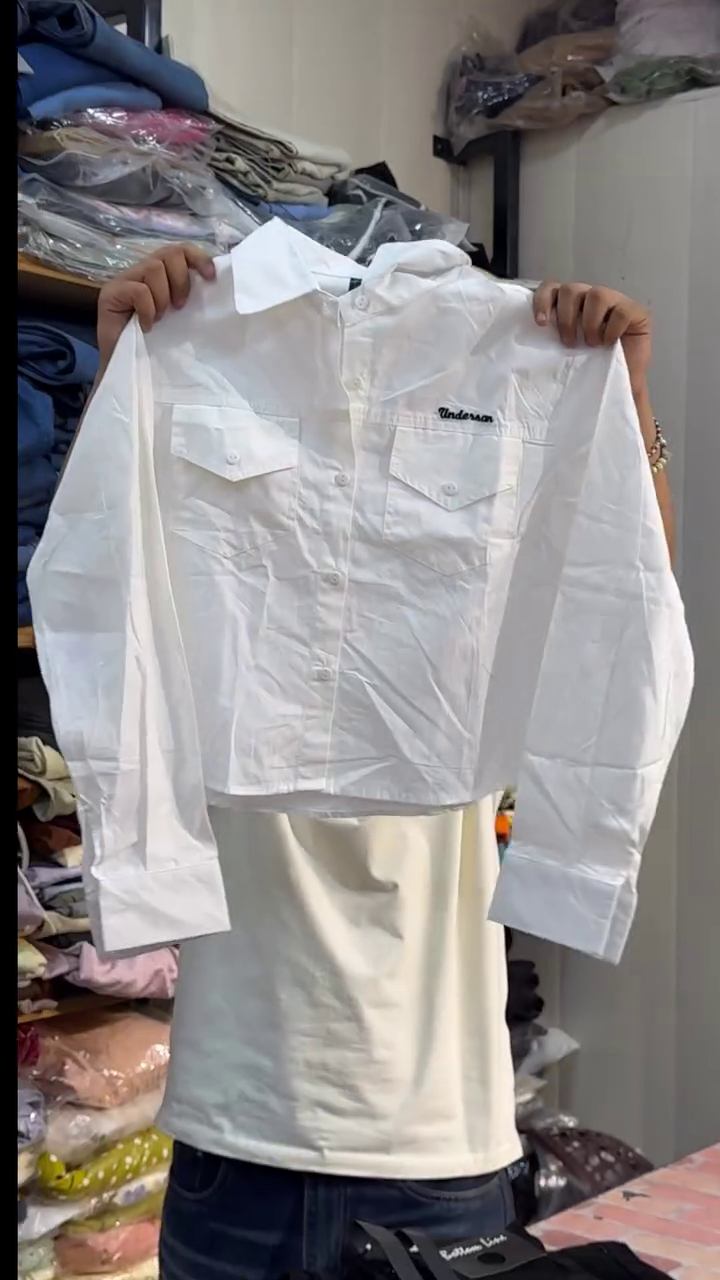Chic White Cropped Shirt with Black Wide-Leg Pants – A Timeless Casual Outfit for Girls