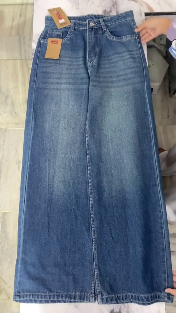 Chic White Top and Blue Wide-Leg Jeans – Effortless Everyday Style